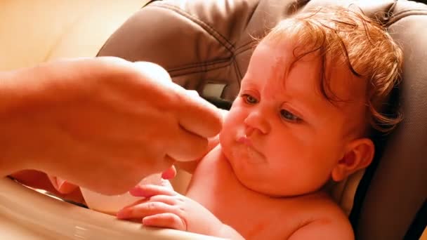 Alimentar uma criança pequena — Vídeo de Stock