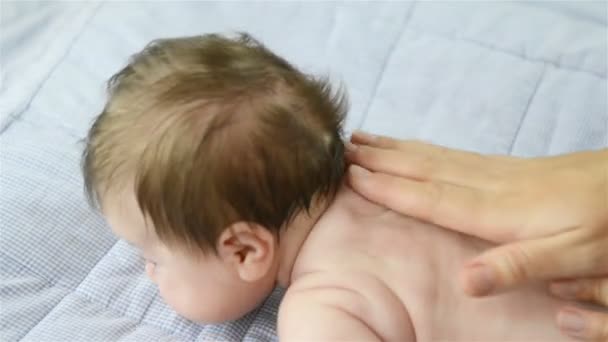 Baby genieten van een rugmassage — Stockvideo