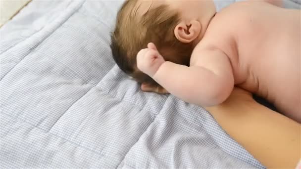 Madre peinando bebé — Vídeo de stock