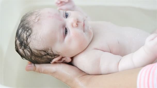 2 meses de edad, baño de bebé — Vídeos de Stock