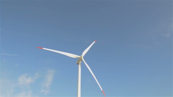 Ветряная турбина и облака — стоковое видео