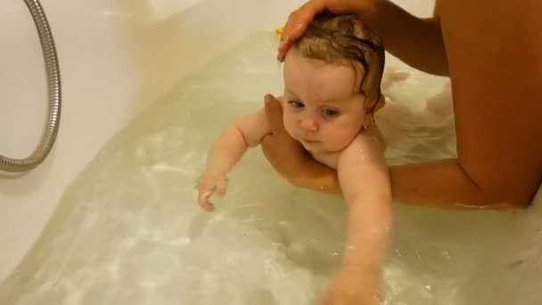 Pasgeboren baby spelen en glimlachend in het bad — Stockvideo