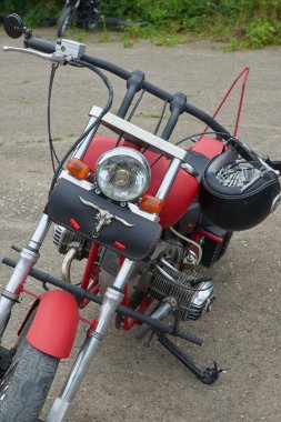 Kırmızı motosiklet parçaları