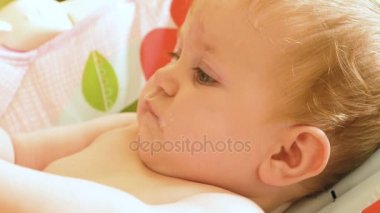 Mutlu bebek kameraya bakıyor.