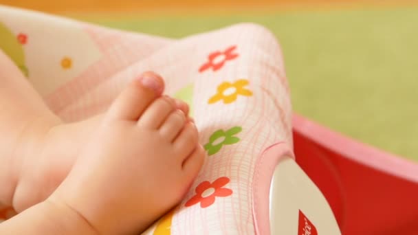 Pequenos pés um bebê recém-nascido — Vídeo de Stock