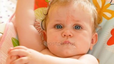 Mutlu bebek kameraya bakıyor.