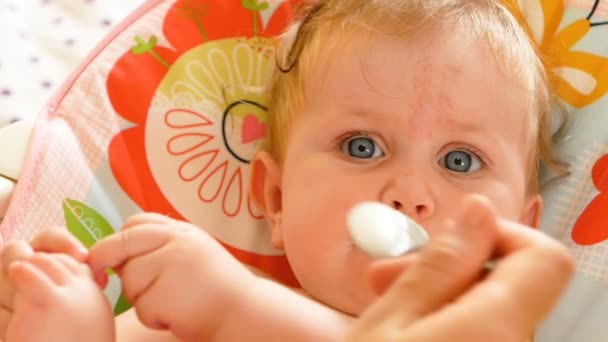 Alimentar a un niño pequeño — Vídeo de stock