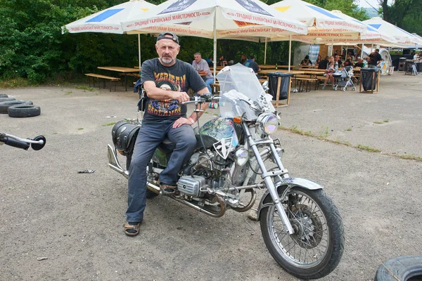 Man zit op zijn motorfiets — Stockfoto