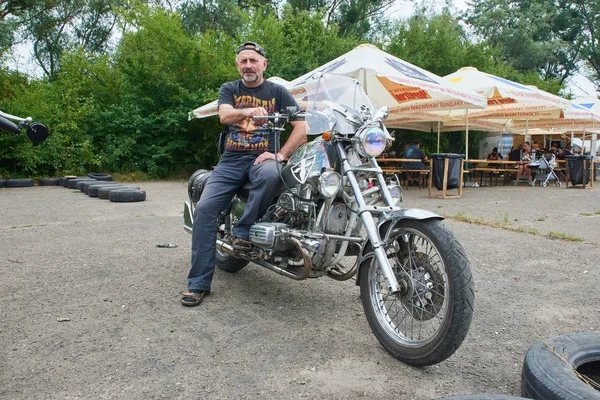 Man zit op zijn motorfiets — Stockfoto