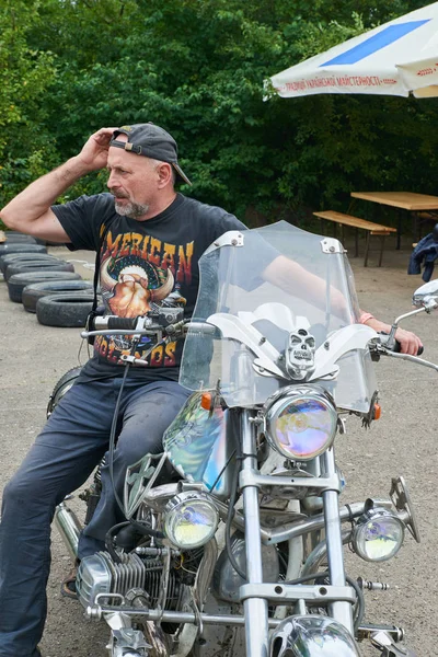 男人正坐在他的摩托车 — 图库照片