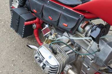 Kırmızı motosiklet parçaları