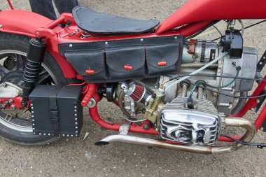 Kırmızı motosiklet parçaları