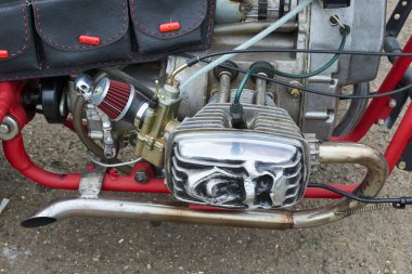 Kırmızı motosiklet parçaları