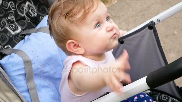 Hermoso bebé con ojos azules — Vídeo de stock