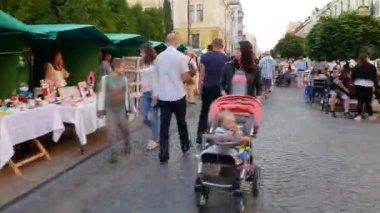 Chernivtsi, Ukrayna - 9 Temmuz 2017: Yürümek-den geçerek geleneksel Petrovsky Chernivtsi adil Chernivtsi, Ukrayna