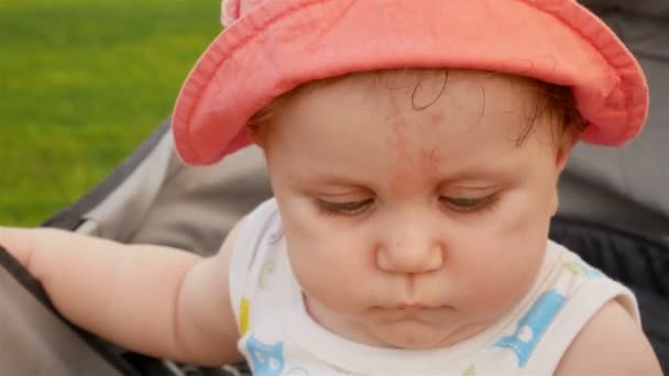 Aranyos kis bébi arra törekszik, hogy a kamera — Stock videók
