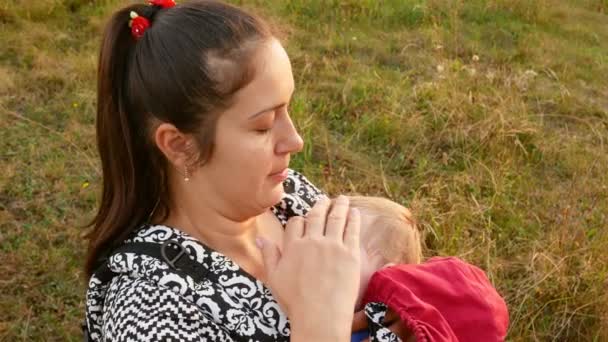 Anya ült alvó lányával — Stock videók