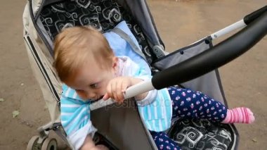 Mavi gözlü güzel bebek