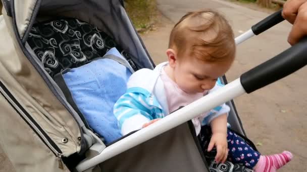 Vacker baby i barnvagn. — Stockvideo