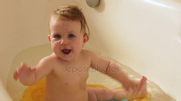 Baby into the bath — Stock Video
