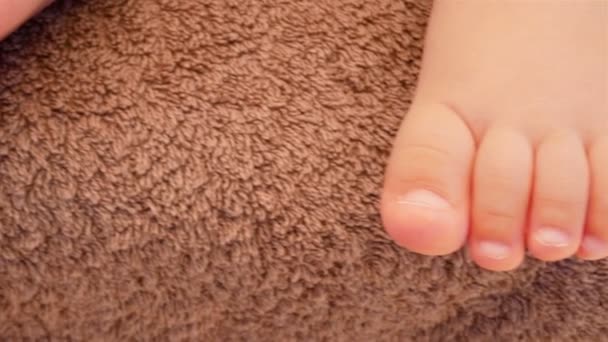Primer plano de los pies de un bebé recién nacido . — Vídeos de Stock