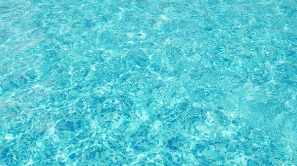 Ondulações de água no fundo da piscina azulejos azul . — Fotografia de Stock