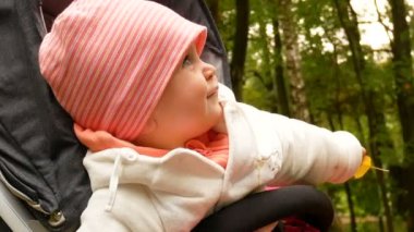 Çizgili şapkalı kız