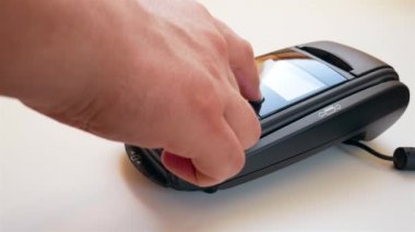 Kredi kartı swipe terminal makine aracılığıyla