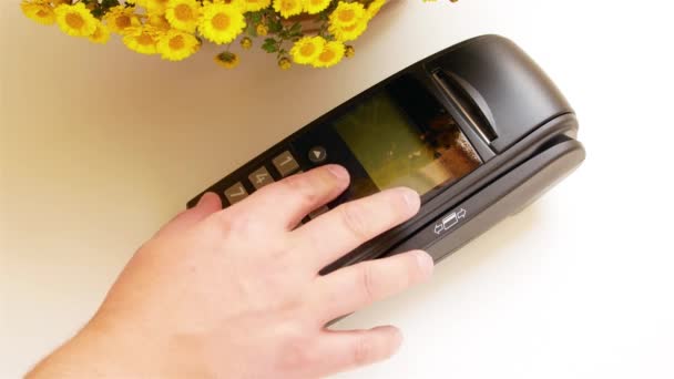 Σαρώστε πιστωτική κάρτα μέσω τερματικού μηχάνημα — Αρχείο Βίντεο