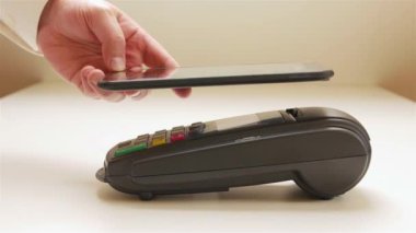 Bir tablet cihaz ile ödeme