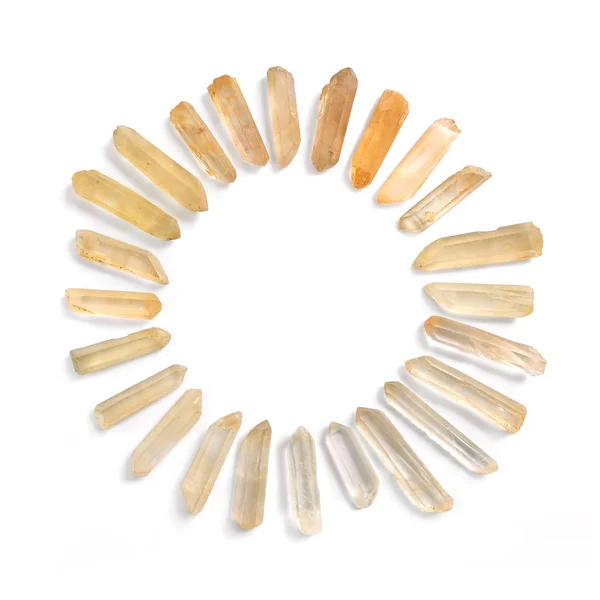 Cadre circulaire de pierres précieuses de quartz Lemurian Seeds, cristaux de guérison puissants, isolé sur fond blanc — Photo