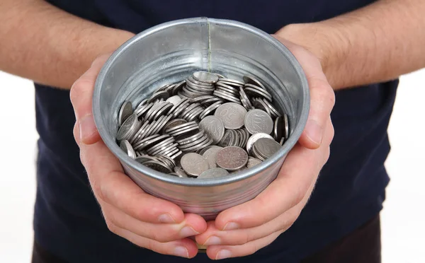 Vieux seau en zinc avec des pièces d'argent dans les mains — Photo