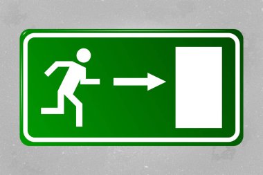 Beton duvara asılı acil çıkış işareti