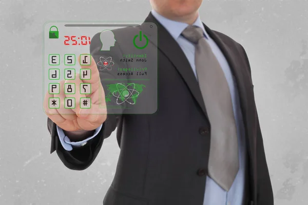 Человек, нажимающий код безопасности . — стоковое фото