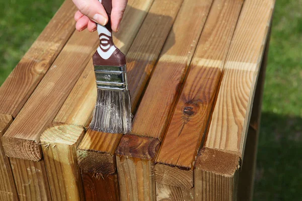 Nő festés fa bútorok darab — Stock Fotó