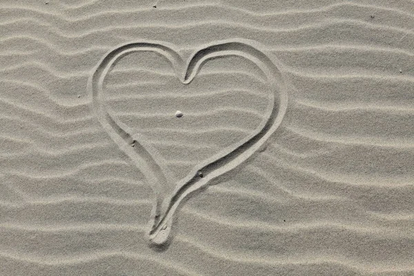 Herz in den Sand gezogen. Hintergrund Strand. — Stockfoto