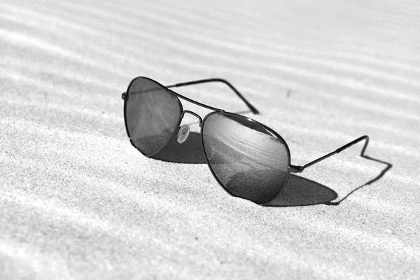 Reflecting sunglasses on the beach — Stock Photo, Image