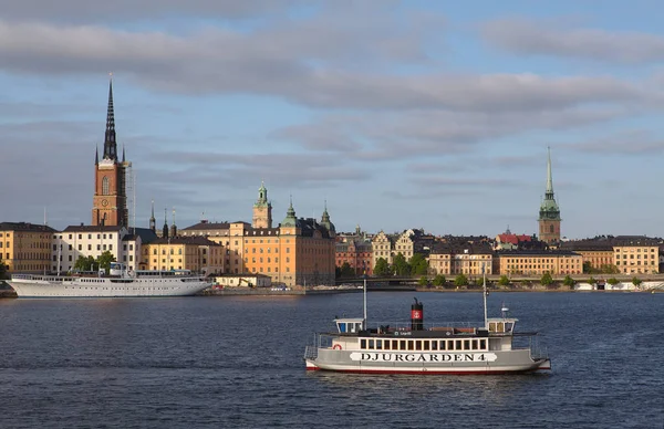 斯德哥尔摩，瑞典-2016 年 5 月 29 日︰ 中心渡轮运送乘客。渡船去斯德哥尔摩的不同岛屿之间. — 图库照片
