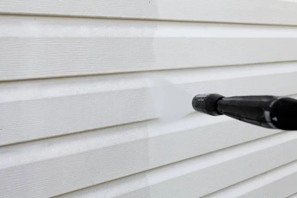 Cleaning the wall (vinyl siding) high pressure cleaner — Stock Photo, Image