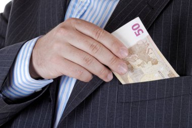 İşadamı cebinden para alır.