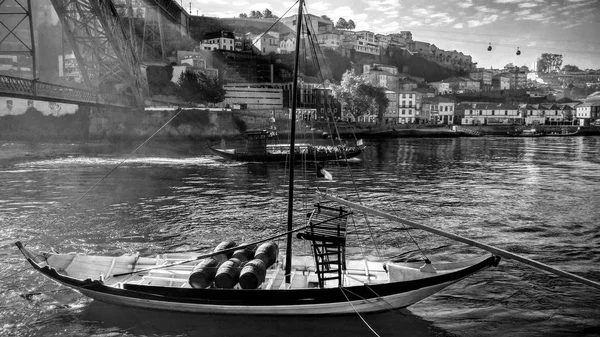 Old traditional boats with wine barrels, Porto, Portugal. — Stock Photo, Image