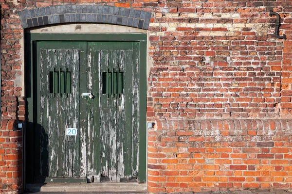 Gamla låst docka sidodörrar — Stockfoto