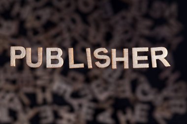 Ahşap mektuplarda Publisher metni