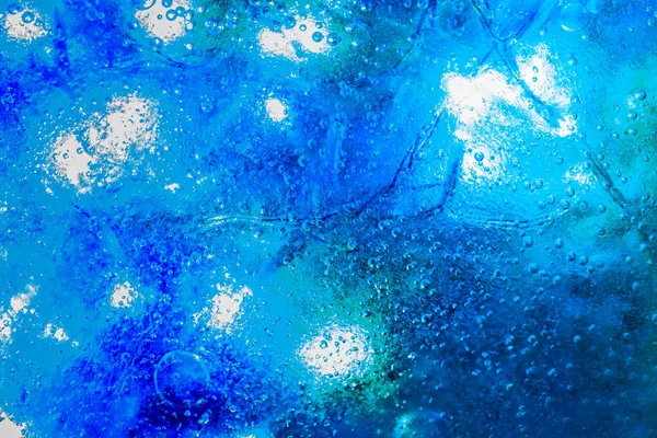 Frozen ledové pozadí s modrou barvou pod — Stock fotografie