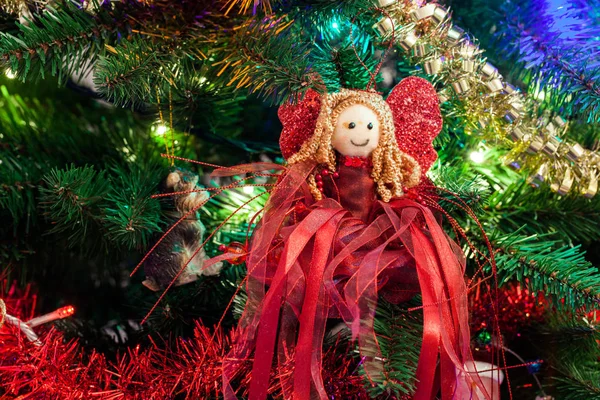 Christmas fairy opknoping van een boom — Stockfoto