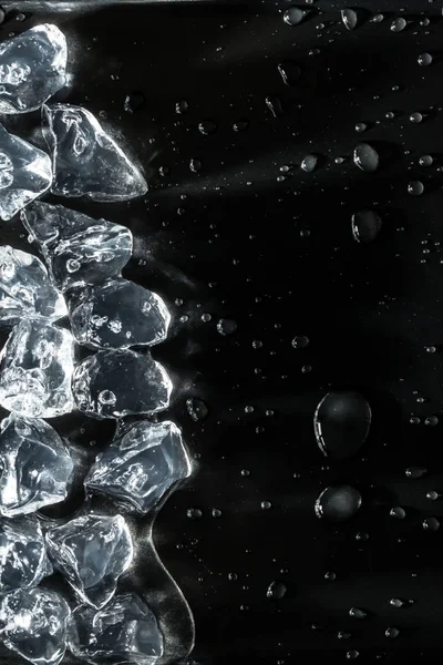 Cubos de gelo derretendo na borda da imagem — Fotografia de Stock