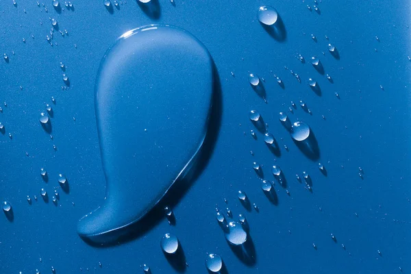 Large and small water droplets viewed from above — Stock Photo, Image