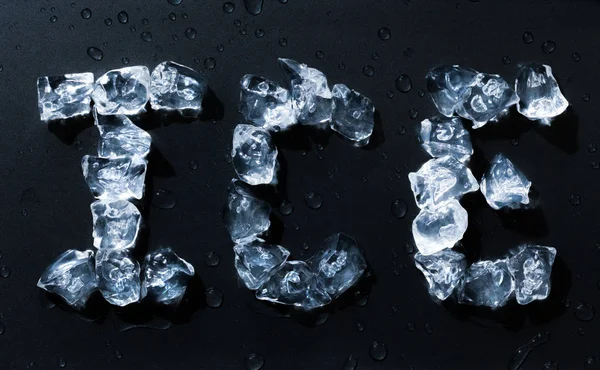 Lód, napisany z kostkami lodu na ciemnym tle — Zdjęcie stockowe