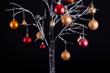 Kar ve baubles ile modern Noel ağacı