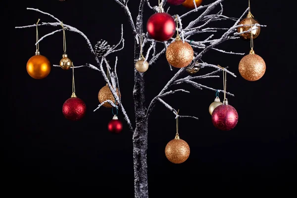 Moderní vánoční stromeček s sněhu a ozdoby — Stock fotografie